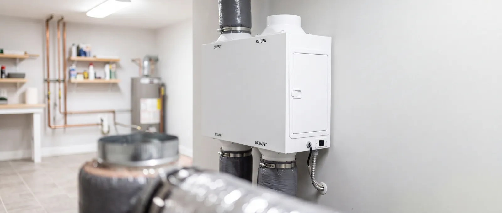 Ett FTX-aggregat installerat med kanaler i ett hus i Enköping